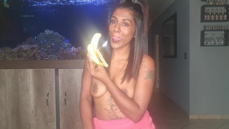 domslutfucker: 赤裸上身的印度女郎在香蕉上吮吸和深喉时挤压她的胸部