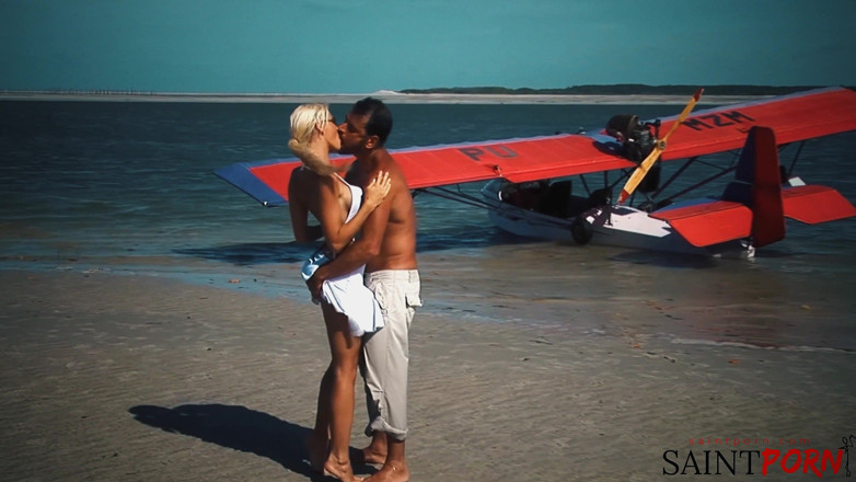 SaintPorn: Caylian Curtis mengongkek Juruterbang Di Pantai Pulau Terpencil