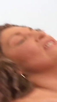 Sexy blondýnka je bbw teenagerka, která má mezirasový sex a kouří a šuká černého ptáka