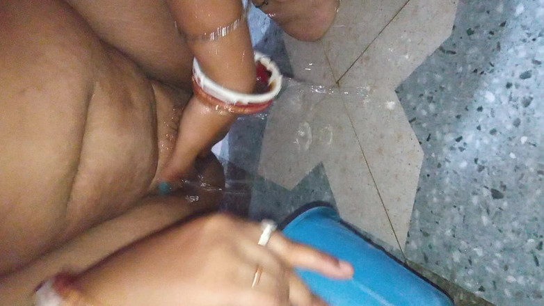 Pujahalder4828: 印度德西妻子在浴室操逼。