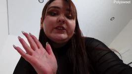 Belden bağlamalı bu orta yaşlı seksi kadın seni teslim etmek için hangi kolları çekeceklerini biliyor