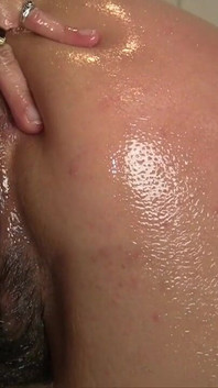 Блондинка мілфа Джоклін Стоун змащує свою велику дупу та волохату пизду