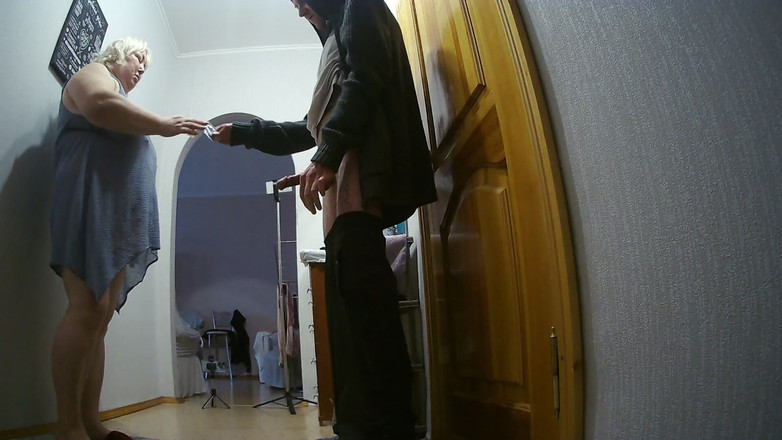 Zona901: Кур'єр відтрахав подругу в рот і кицьку раком