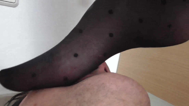 Femdom Austria: Calpestare in cucina sul marito schiavo