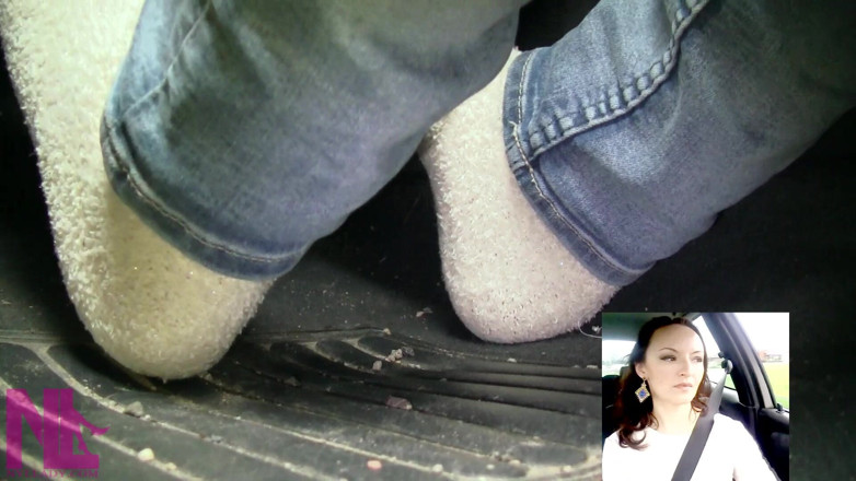 Nyllady: Mengepam pedal dan memandu hanya dalam stoking terry putih