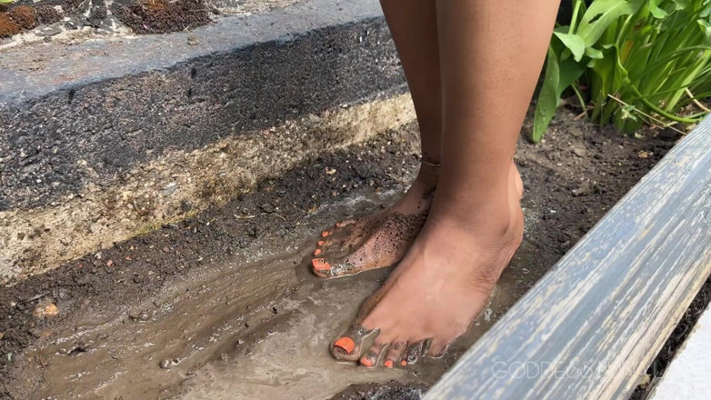 Goddess Luna Law: Polizaj my muddy foot fetysz POV - murzynka bogini Luna Law...