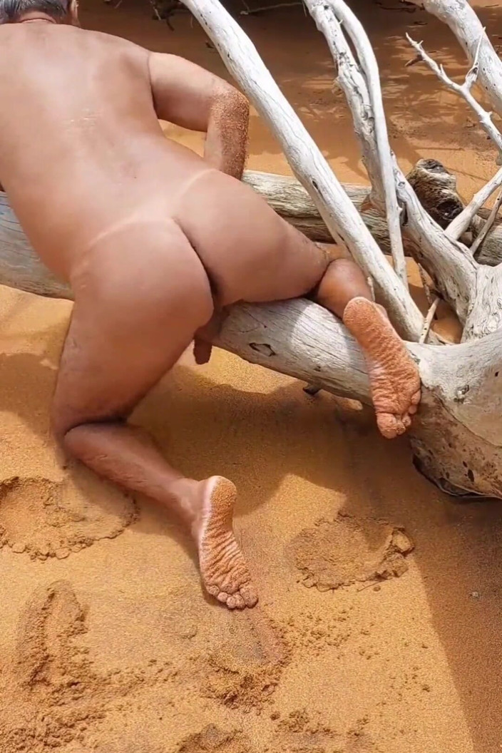 Ladysilvas: Ladysilva très sexy nue sur la plage avec son cul...