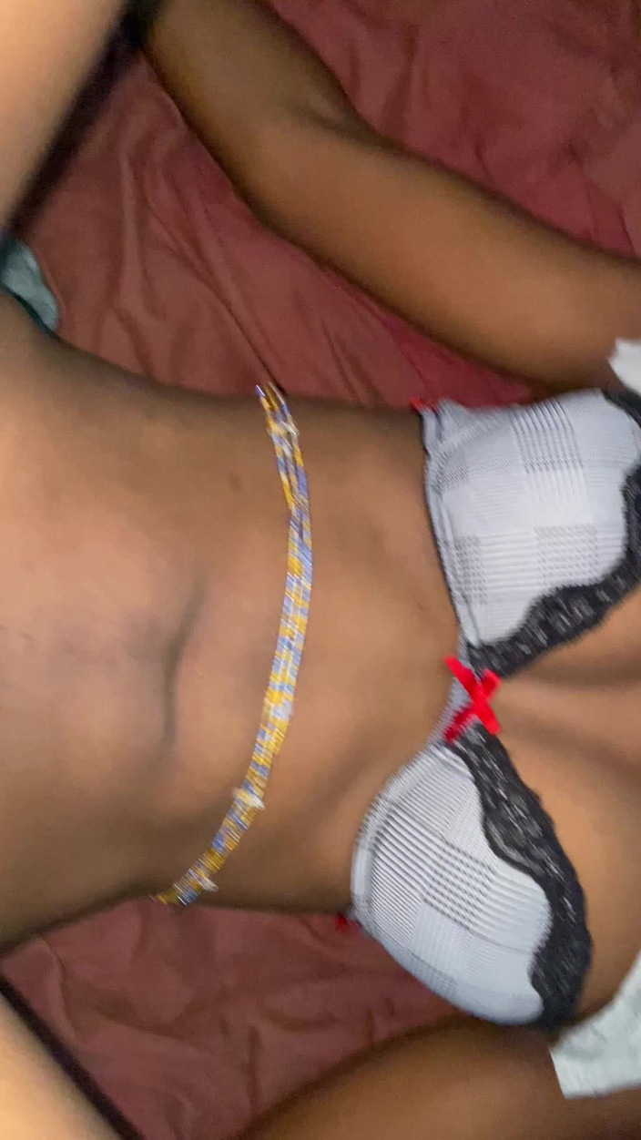 Akosua Savage: Můj nevlastní bratr mě šuká, zatímco se máma koupe