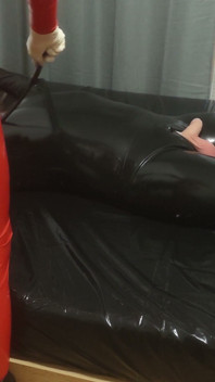 Het MILF I En Röd Latex Kattdräkt Hon Njuter Av Det Med En Låst Slav. Andra Vinkeln