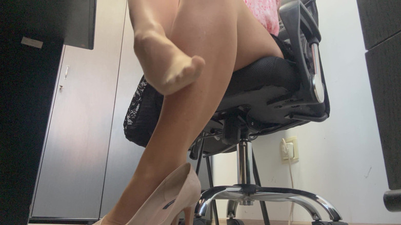 Step Mommy: Azgın üvey anne masanın altında külotlu çorap ve yüksek topuklu ayakkabılarla ateşli...