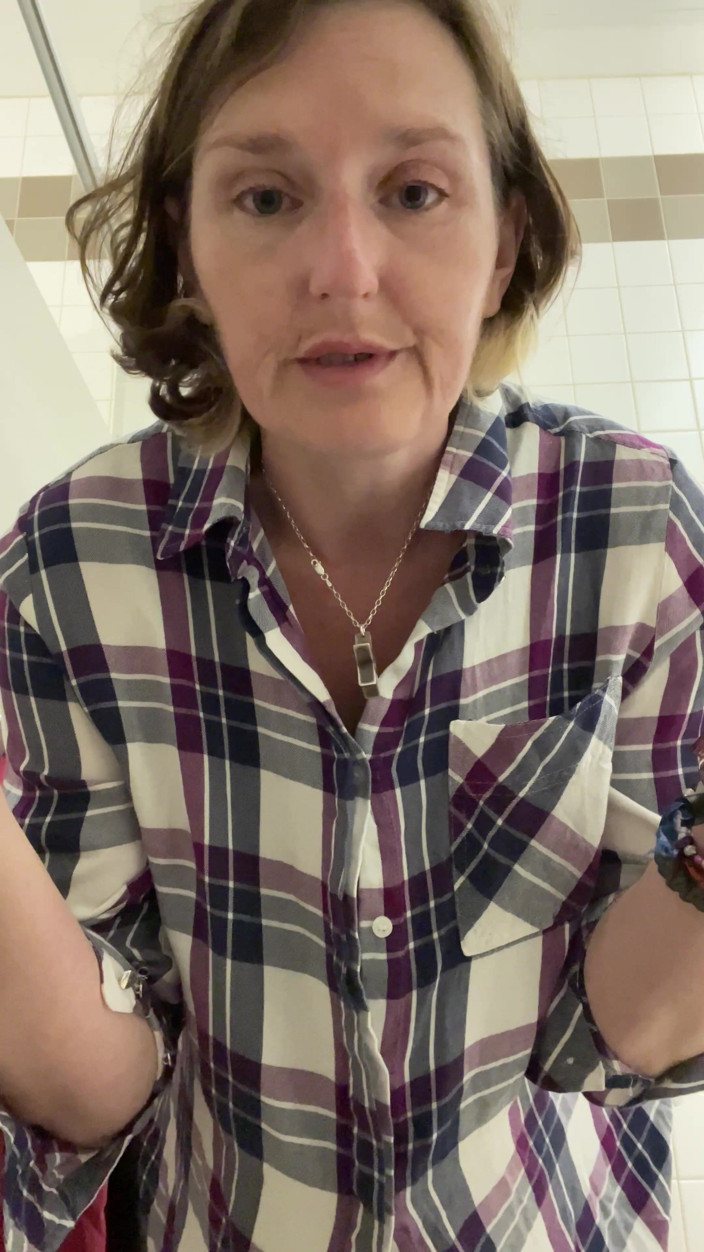 MistressWriggler: Когда Невинная Писсинг В Общественном Туалете Превращается В Развязную Сквиртующую Дрочку