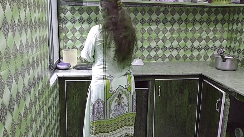 Pakistani CoupleX: Tante seksi india dengan sempit mai kam kr rahi thi...