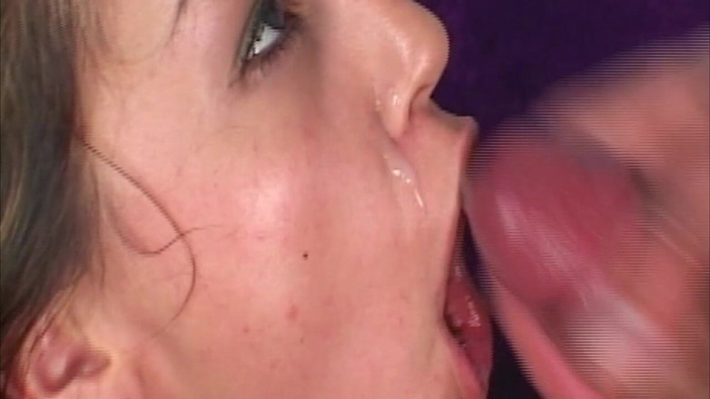 RetroTrashX: Bionda dilettante sedotta in una scena solista intima