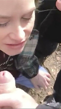 Studentă de 18 ani în parcul public cu ejaculare multiplă de încărcături abandonate