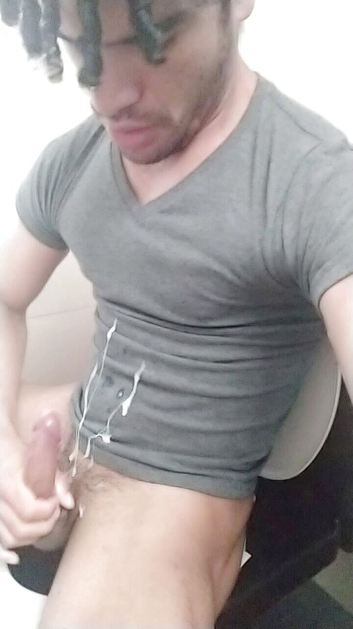 trebol_Jess: Молодий чоловік дрочить і розливає забагато сперми