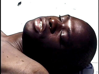 Gays Case: Čokoládově hnědý kus dostane vylízaný zadek v bazénu