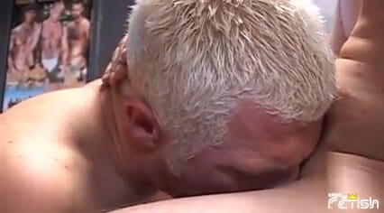 Gay Diaries: Un tip cu părul alb are parte de un futai...