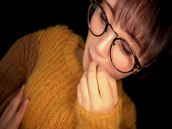 Raptor Inc: 미녀를 입은 짧은 머리 안경: 면도한 보지가 반복적으로 두근 두근으로 엑스터시에 도달합니다.