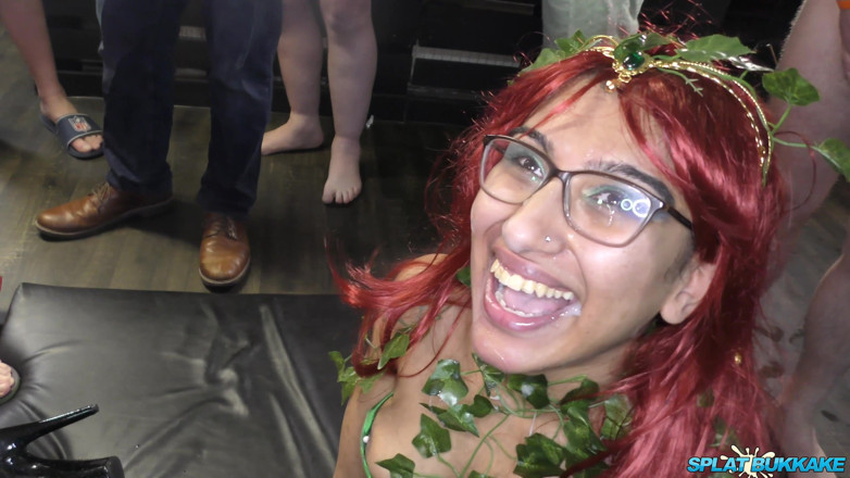Gangbang team: Cosplay, desi et Samantha partagent des et du sperme
