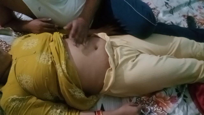 Manjushukla: Awek India yang cantik menunjukkan buah dada dan pepeknya.