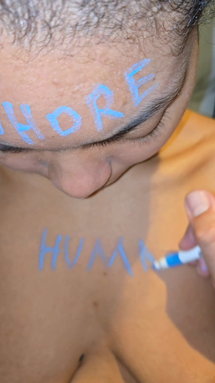 Pietro Montoya: Pissing direttamente in un bagno umano ripetutamente nel corso di...