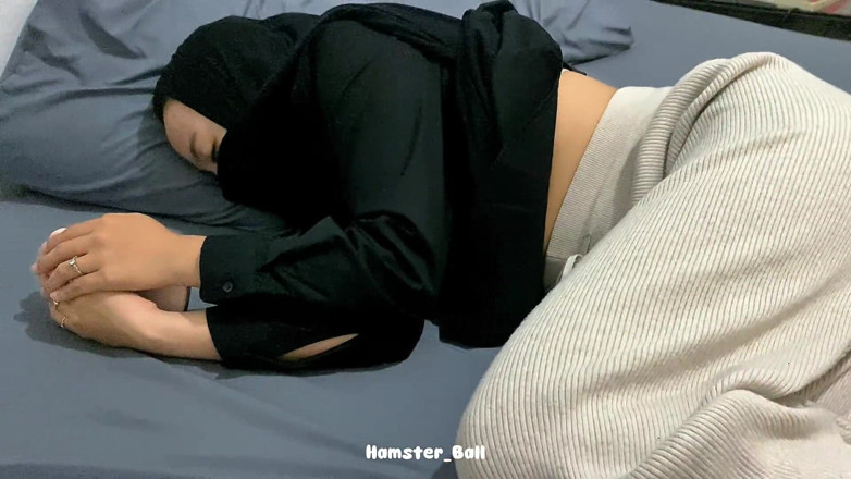 Hamster_Ball: 18+ Müslüman üvey kız kardeşimi odasında rahatsız ediyor