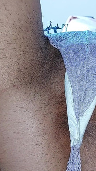 Seksowna milf przymierza majtki. Oglądając owłosioną mamuśkę, owłosioną cipkę, duże cycki, duży tyłek.