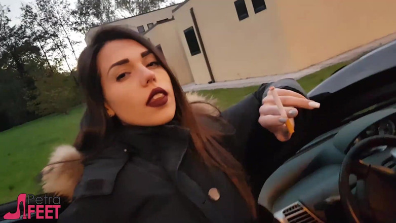 Smokin Fetish: Hút thuốc ngoài trời với Petra ngọt ngào