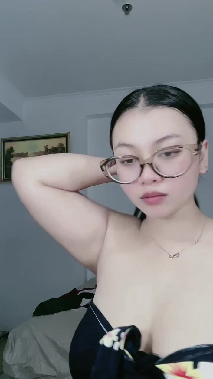 Jonathan Camberg: Wanita Cantik Berkacamata Mencari Kenikmatan