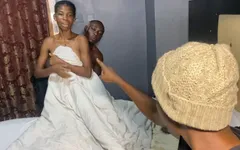 Pequeña ama de casa con chorros atrapada con las manos en la masa follando la bbc del visitante