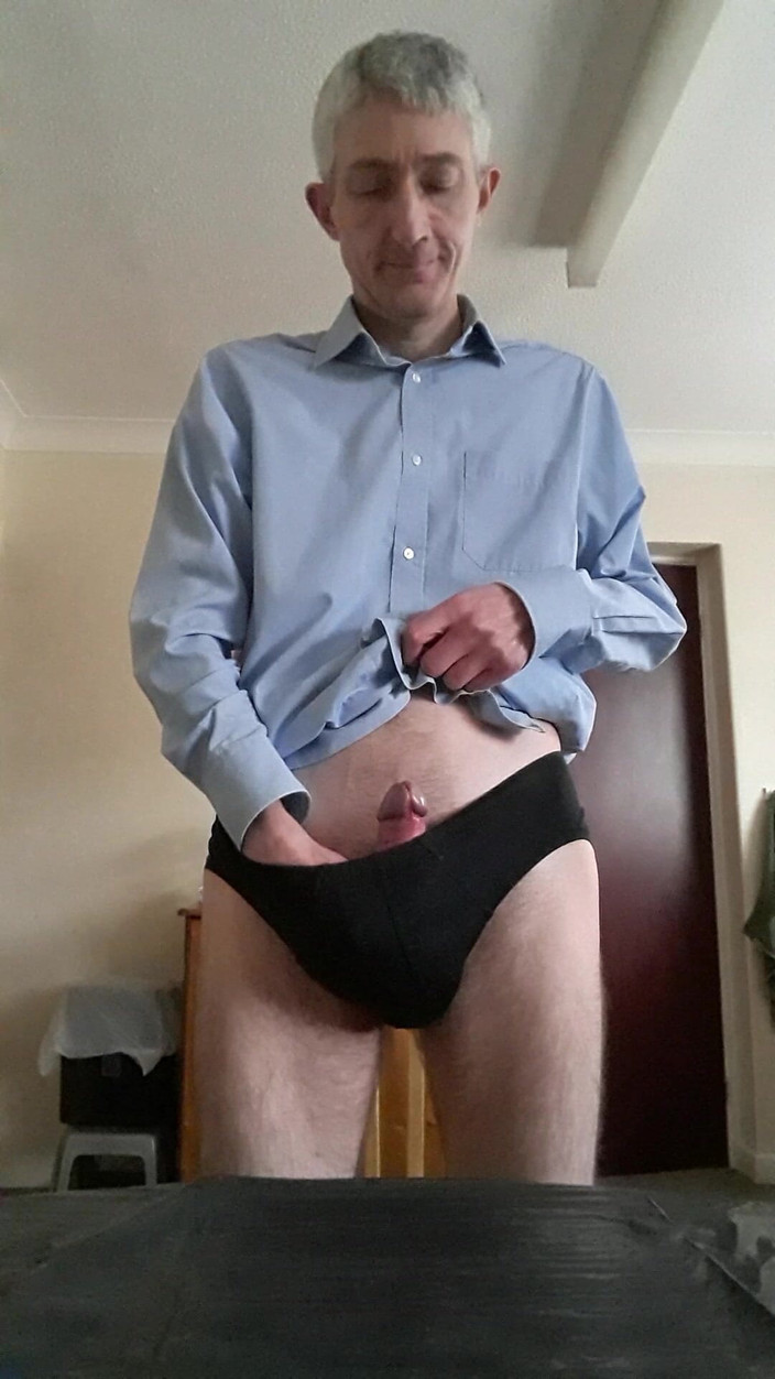 James Dirty Boy: मेज पर बैठना