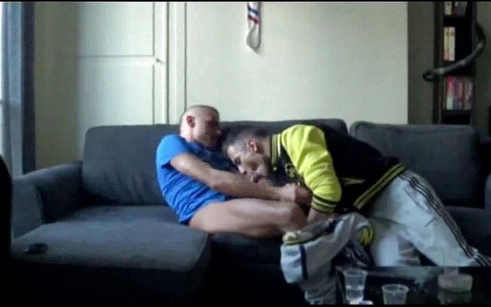 Sneaker gay: Juan Perez se fait baiser par un scally boy