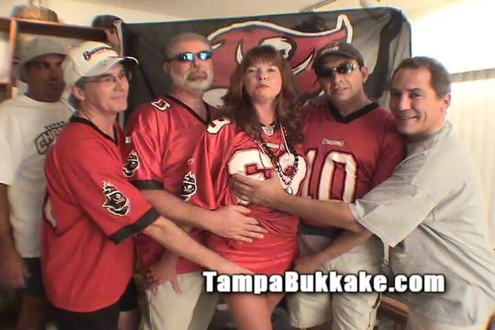 Tampa Bukkake: Gangbang bukkake MILF Florida Bucs Parti Kepala Merah Air Mani...