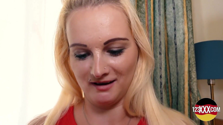 German amateur - 100% German hardcore videos: Een dikke Duitse meid krijgt warm sperma over haar grote...