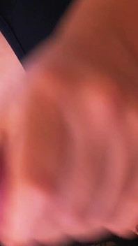Sexy nena tatuada de la universidad con perfecto culo dando mamada