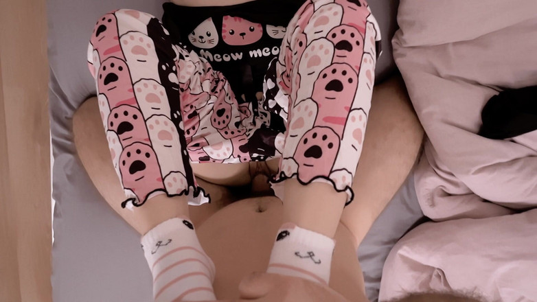 LittlePinky140: Küçük, sevimli pijamalar giymiş bir şey misyoner pozisyonunda sevişiyor