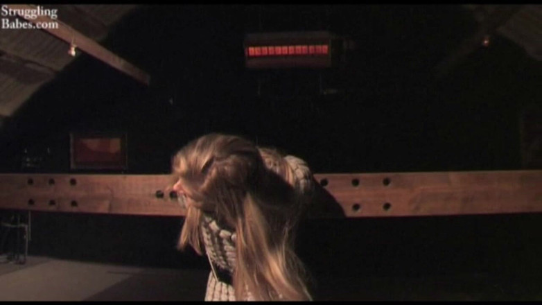 Submissed: Бондаж у сараї