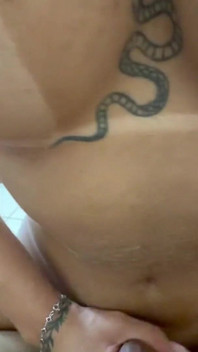 Trans pieprzy w tyłek Secretious po tym, jak on pieprzy ją w tyłek