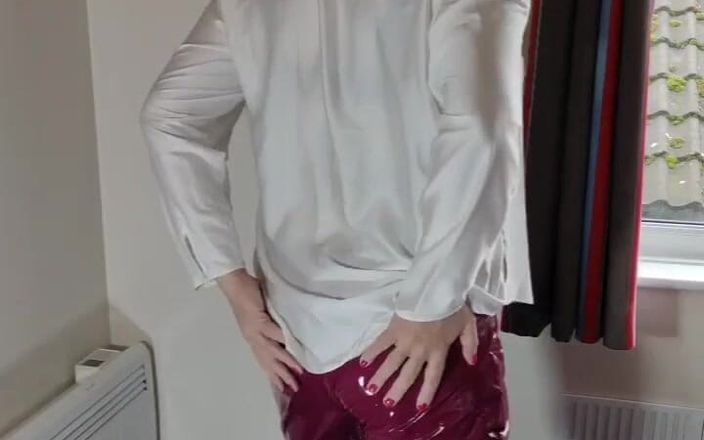 Sissy in satin: Crossdresser bluză sexy din satin și jambiere din PVC