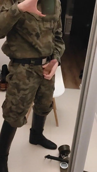 Un soldat se masturbează în cizme de ofițeri militari