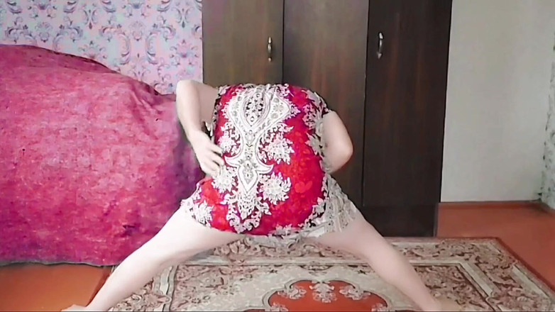 Kitty_Cross: Liten kjol, stort humör