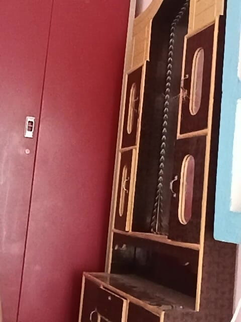 dghkt: मुंह से टकराकर पानी गिराया