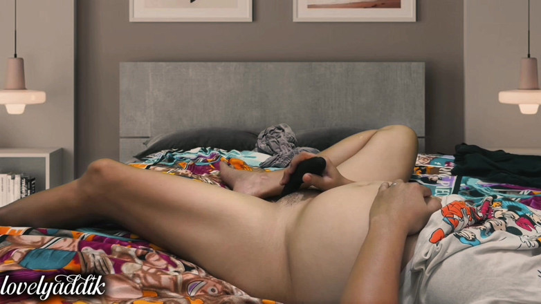 Lovelyaddik: Tante seksi lagi asik masturbasi pakai mainan seks barunya. Orgasme...