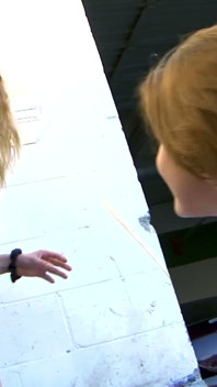 Mokra koszulka w warsztacie - blond węże spuszcza swoją dziewczynę i liże ją