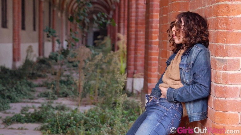 Girls Out West: Hot Brunette Teen Pulls Her Panties Aside and Fingers Her...