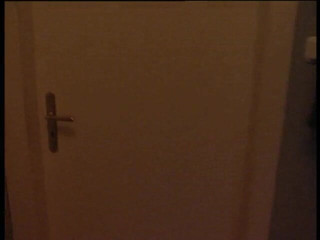 Lucky Cooch: Frau pisst ins badezimmer
