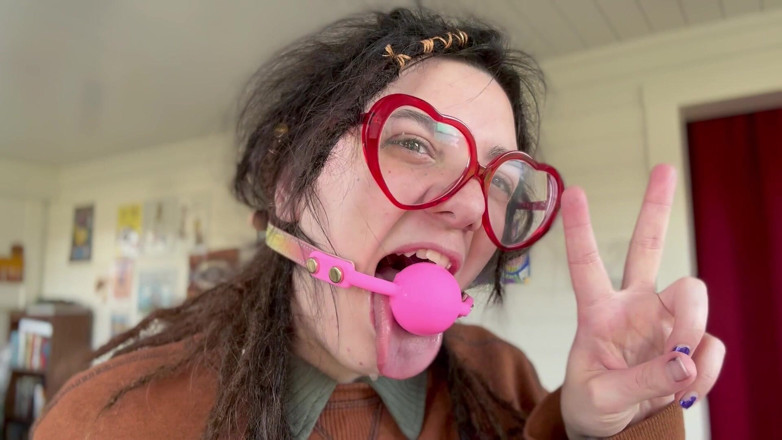 Wookie Princess: Strebsames mädchen erstmals ballknebel anprobieren und spucken spielen