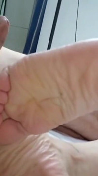 Te frotaré el pene con mis piernas y eyacularás