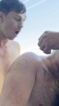 Orgie gay énorme au bord de la piscine