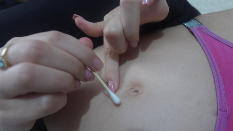 AmayaMori: Latin Üvey Kız Kardeş Pamuklu Çubukla Göbek Deliğini Temizliyor Ve Temizledikten Sonra...